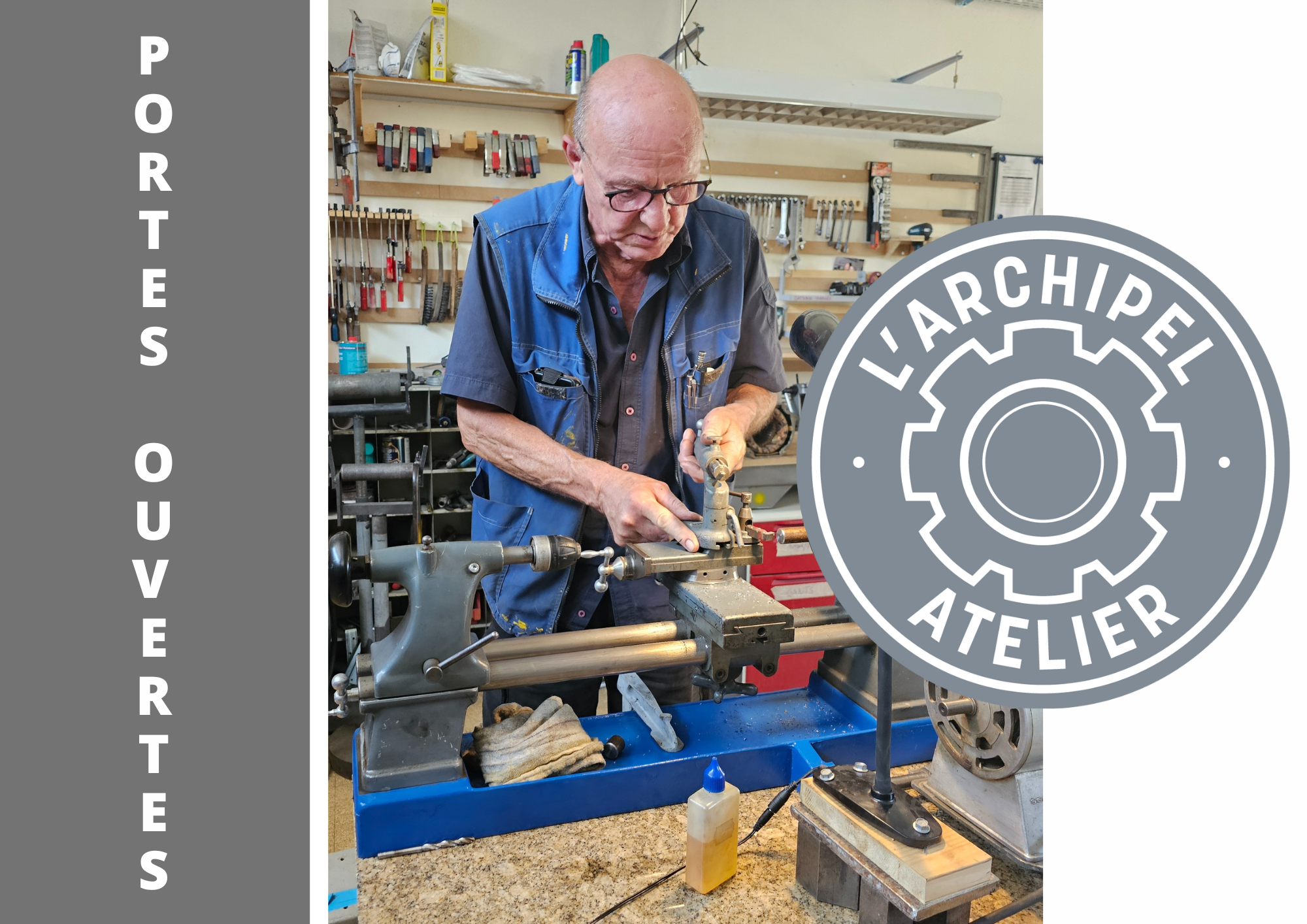 Un homme travaille minutieusement sur un tour mécanique dans un atelier bien équipé, avec de nombreux outils accrochés au mur en arrière-plan. À droite de l'image figure le logo circulaire de "L’Archipel Atelier", représentant un engrenage stylisé. Sur la bande verticale grise à gauche, on peut lire en lettres blanches : "PORTES OUVERTES".