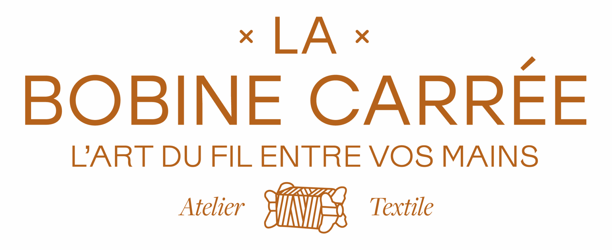 Logo Bobine Carrée : bobine de fil carrée stylisée traversée par une aiguille à tricoter, en blanc sur fond vert-bleu.